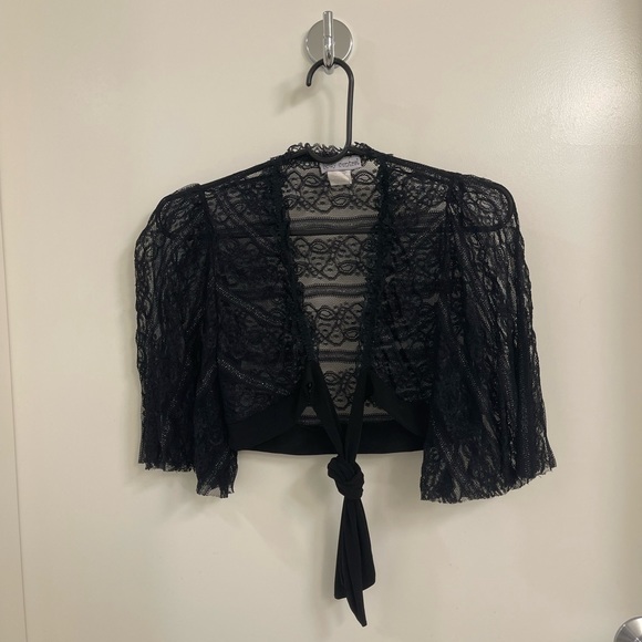 Bell sleeve sheer shrug with tie front.
Size Medium - Picture 6 of 8